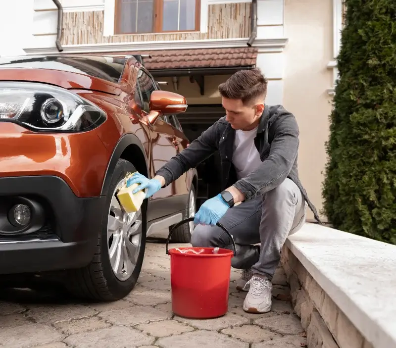 Lavage auto à domicile Lacroix-Barrez : professionnel intervenant sur un véhicule